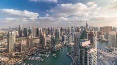 Dubai Marina gökdelenleri ve Jumeirah göl kuleleri Birleşik Arap Emirlikleri 'nin en üst düzey hava zaman aralığından görünüyor..