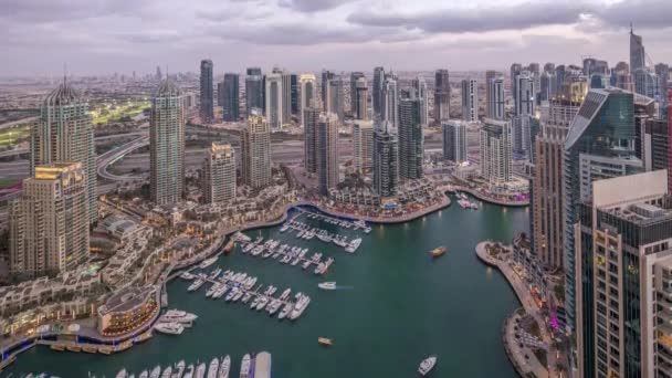 Dubai Marina rascacielos y torres de lago jumeirah vista desde la parte superior aérea del día a la noche timelapse en los Emiratos Árabes Unidos . — Vídeo de stock