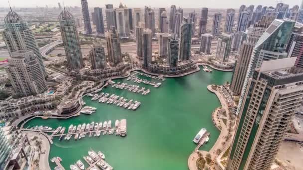 Dubai Marina mrakodrapy a jumeirah jezero věže pohled z horní letecké timelapse ve Spojených arabských emirátech. — Stock video