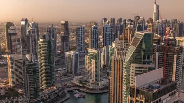 Dubai Marina mrakodrapy a jumeirah jezero věže východ slunce pohled z horní letecké timelapse ve Spojených arabských emirátech. — Stock video
