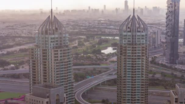 阿拉伯联合酋长国迪拜的海伦娜摩天大楼和胡梅拉赫湖塔从空中俯瞰日出. — 图库视频影像