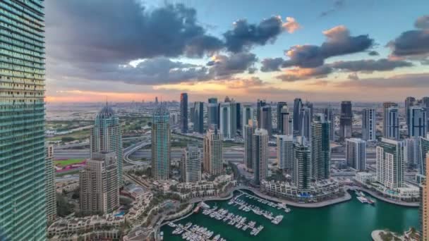 Dubai Marina skyskrapor och jumeirah sjö torn utsikt från toppen antenn timelapse i Förenade Arabemiraten. — Stockvideo