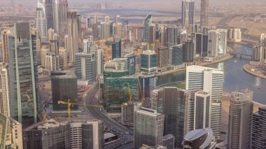 Dubai'deki iş bölümü kulelerinin panoramik havadan görünümü.