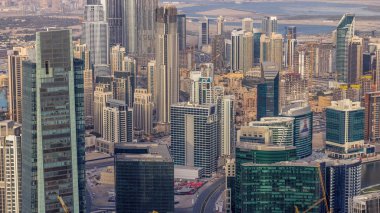 Dubai'deki iş bölümü kulelerinin panoramik havadan görünümü.