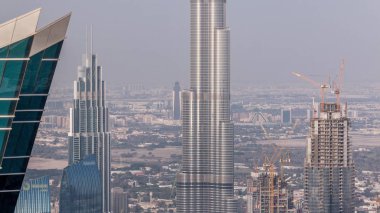 Dubai'deki business bay'dan şehir kulelerinin panoramik havadan görünümü.