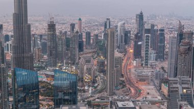 Dubai Downtown silueti fütüristik cityscape birçok gökdelenler ve Burj Khalifa hava gece gündüz timelapse ile.