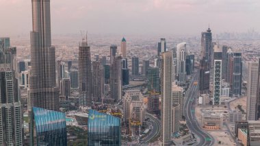 Dubai Downtown silueti fütüristik cityscape birçok gökdelenler ve Burj Khalifa hava timelapse ile.