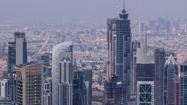 Dubai Downtown silueti fütüristik cityscape birçok gökdelenler ve Burj Khalifa hava gece gündüz timelapse ile.