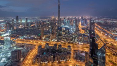 Dubai Downtown silueti fütüristik cityscape birçok gökdelenler ve Burj Khalifa hava gece gündüz timelapse ile.