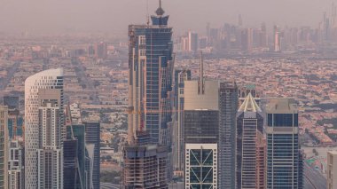Dubai Downtown silueti fütüristik cityscape birçok gökdelenler ve Burj Khalifa hava timelapse ile.