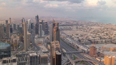 Dubai Downtown silueti fütüristik cityscape birçok gökdelenler ve Burj Khalifa hava timelapse ile.