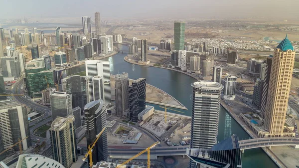 Vista aérea panorámica de las torres de la bahía de negocios en Dubai en el timelapse de la noche . —  Fotos de Stock