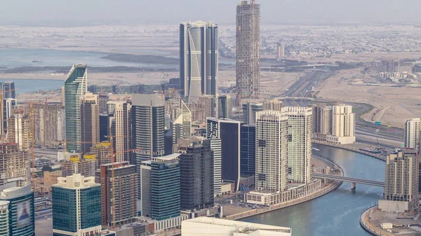 Panorama-Luftaufnahme von Business Bay Towers in Dubai im Zeitraffer am Abend. — Stockfoto