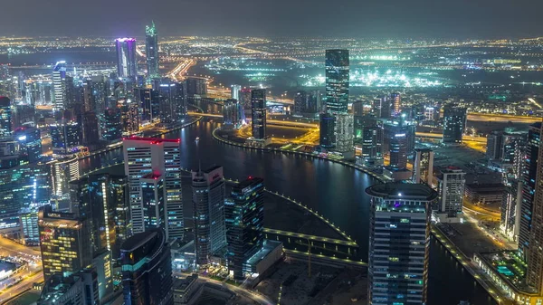 Vista aérea panorâmica de torres de baía de negócios em Dubai timelapse noite . — Fotografia de Stock