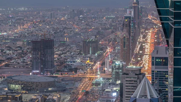 Rascacielos en Sheikh Zayed Road y DIFC antena día a noche timelapse en Dubai, EAU . — Foto de Stock