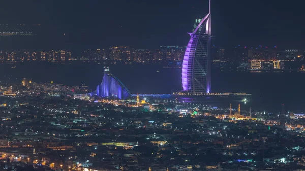 Widok z lotu ptaka na panoramę Dubaju w nocy z podświetlanym Burdż al-Arab Hotel timelapse. — Zdjęcie stockowe