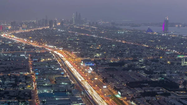 Vista aérea para o tráfego na estrada Sheikh Zayed e cruzamento dia a noite timelapse, Dubai, Emirados Árabes Unidos — Fotografia de Stock