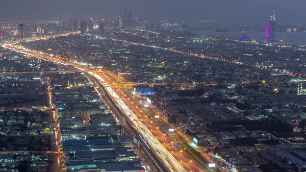 Vista aérea al tráfico en la carretera Sheikh Zayed y la intersección día a noche timelapse, Dubai, Emiratos Árabes Unidos — Foto de Stock