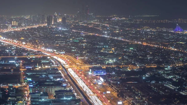 Bovenaanzicht van het verkeer op Sheikh Zayed Road en kruising Night timelapse, Dubai, Verenigde Arabische Emiraten — Stockfoto