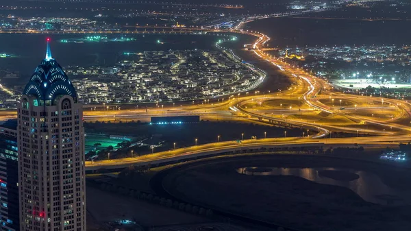Panorama-Luftaufnahme von Business-Buchtürmen in Dubai im Zeitraffer der Nacht. — Stockfoto