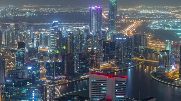 Vista aérea panorâmica de torres de baía de negócios em Dubai timelapse noite . — Fotografia de Stock