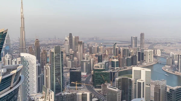 Panoramautsikt över Business Bay Towers i Dubai på kvällen Timelapse. — Stockfoto