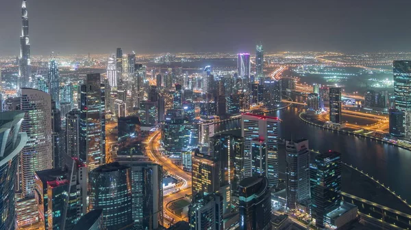 두바이 야간 경과의 비즈니스 베이 타워의 파노라마 공중 보기. — 스톡 사진