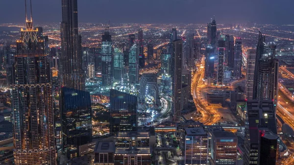 Dubai Downtown skyline paisagem urbana futurista com muitos arranha-céus e Burj Khalifa ar noite a dia timelapse . — Fotografia de Stock