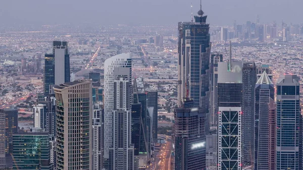 Dubai Downtown silueti fütüristik cityscape birçok gökdelenler ve Burj Khalifa hava gece gündüz timelapse ile. — Stok fotoğraf