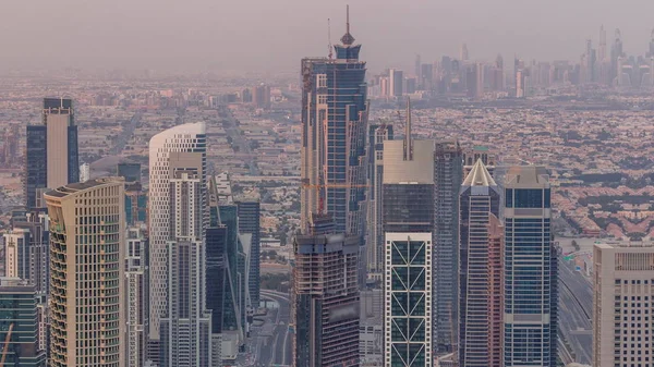 Dubai Centro skyline paisaje urbano futurista con muchos rascacielos y Burj Khalifa timelapse aéreo . — Foto de Stock