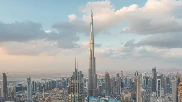 Dubai Downtown skyline paesaggio urbano futuristico con molti grattacieli e Burj Khalifa aereo notte a giorno timelapse . — Foto Stock