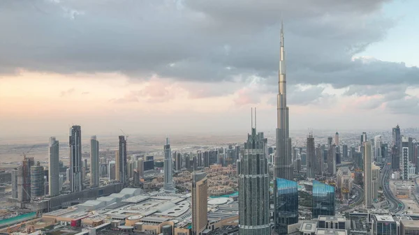 Dubai Downtown skyline paisagem urbana futurista com muitos arranha-céus e Burj Khalifa ar noite a dia timelapse . — Fotografia de Stock