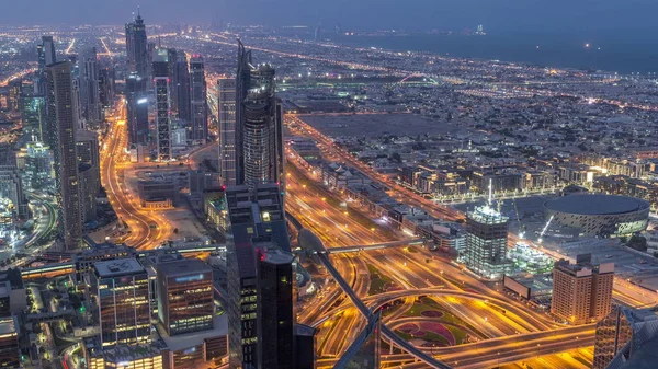 Міські обрії Дубая з футуристичним міський пейзаж з численними хмарочосами і хмарочос Бурдж-Халіфа з літним днем. — стокове фото