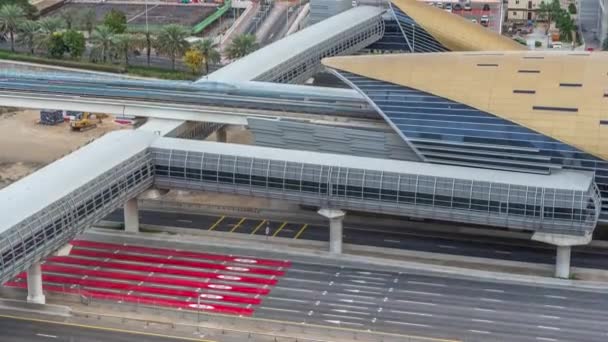 Vista a la estación de metro cerca de Dubai Marina y JLT con tráfico en sheikh zayed carretera timelapse aéreo — Vídeo de stock