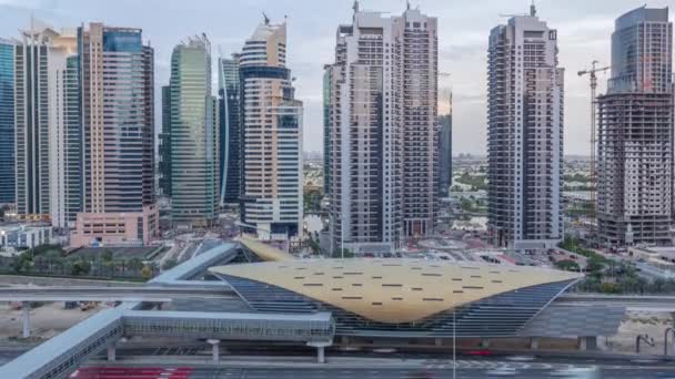 Bovenaanzicht vanuit de lucht naar Sheikh Zayed Road in de buurt van Dubai Marina en Jlt van dag tot nacht timelapse, Dubai. — Stockvideo
