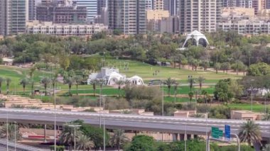 Arka planda Gereens ve tecom bölgelerinden oluşan bir şehir manzaralı Dubai Golf Sahası
