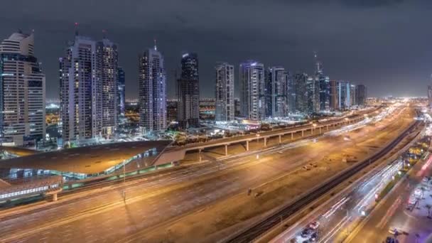 Luftaufnahme der Sheikh Zayed Road in der Nähe des Jachthafens von Dubai und jlt Zeitraffer, Dubai. — Stockvideo