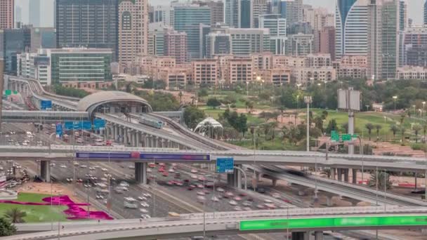 Dubai Golfbaan met een stadsgezicht van Gereens en tecom districten op de achtergrond luchtfoto van dag tot nacht timelapse — Stockvideo