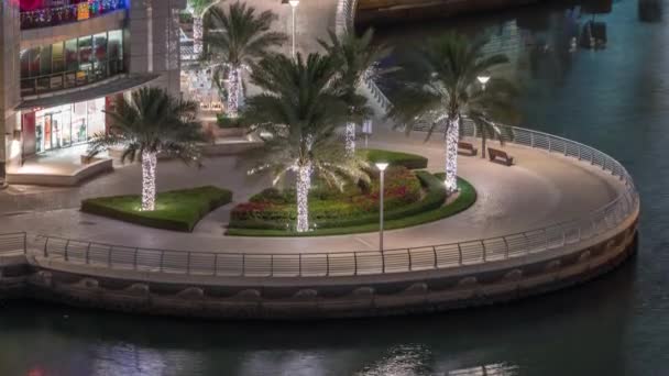 Paseo marítimo en Dubai Marina timelapse noche aérea. Dubai, Emiratos Árabes Unidos — Vídeos de Stock