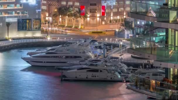 Waterfront promenade in Dubai Marina luchtfoto nachtelijke tijdspanne. Dubai, Verenigde Arabische Emiraten — Stockvideo