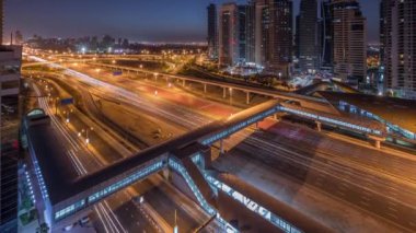 Dubai Marina yakınlarındaki Şeyh Zayed yoluna giden hava manzarası ve Dubai 'deki Jlt..