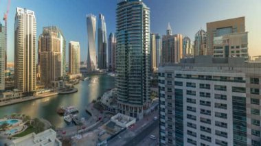 Dubai Marina yerleşim ve ofis gökdelenlerinin deniz manzarası.