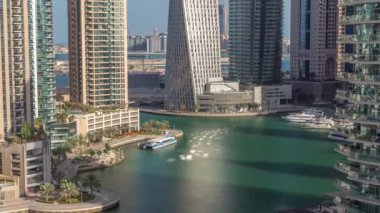 Dubai Marina yerleşim ve ofis gökdelenlerinin deniz manzarası.
