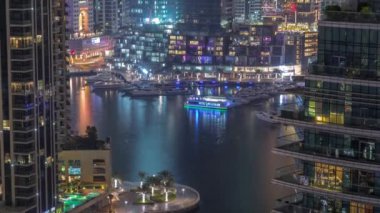 Dubai Marina Limanı 'ndaki rıhtım güvertesi gece uçuşları. Dubai, Birleşik Arap Emirlikleri
