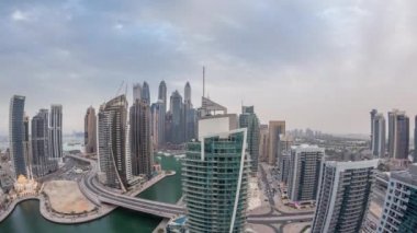 Dubai Marina yerleşim yerlerinin ve ofis gökdelenlerinin havadan görüntüsü. Rıhtıma bakan gündüz ve gece saatleri var.