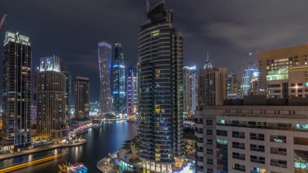 Flygfoto över Dubai Marina bostäder och kontor skyskrapor med vattnet natten timelapse — Stockvideo