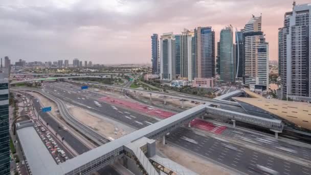 Flygfoto över Sheikh Zayed väg nära Dubai Marina och Jlt dag till natt timelapse, Dubai. — Stockvideo