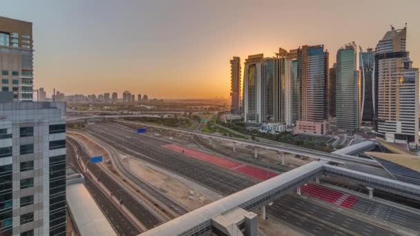 Vue aérienne vers Sheikh Zayed road pendant le lever du soleil près de Dubai Marina et JLT timelapse, Dubai . — Video