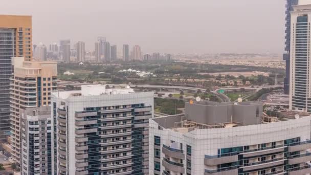 Dubai Golf Course con un paisaje urbano de Gereens y los distritos de tecom en el timelapse aéreo de fondo — Vídeo de stock