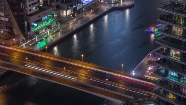 Набережна променада в Дубаї Марина в прямому ефірі вночі. Дубай, Об "єднані Арабські Емірати — стокове відео